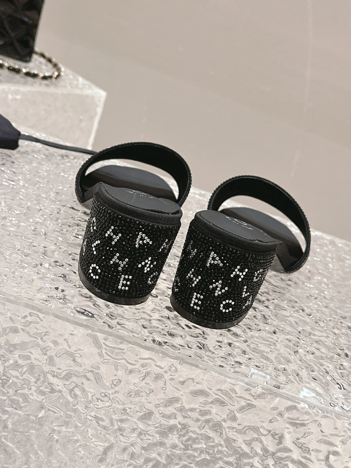 👟👟Ex-factory price 460👟👟 Xiaoxiang Chanel rhinestone slippers with large black rhinestone letters, these really blingbling slippers are full of rhinestones. They are both classic and artistic, and can be styled as you like when going out on the street every day. The characteristic is that the hot diamonds are particularly shiny. They are made with heavy craftsmanship and are not easy to fall off. They have a sexy and versatile temperament for ladies. Color: black, white. Heel height 5 cm. 35-41